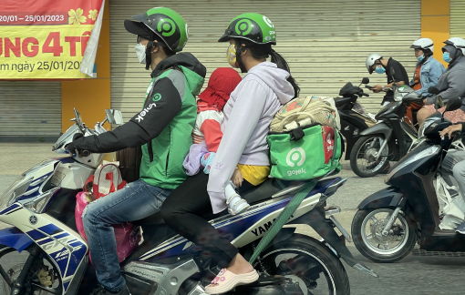 Những đứa con vội vàng về quê sáng Mùng 1 tết