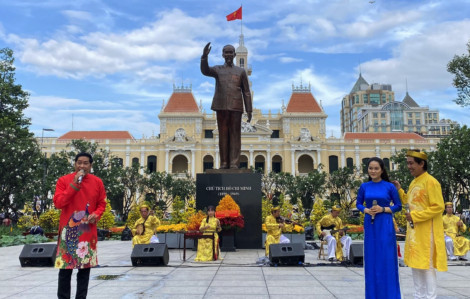 Đến công viên tượng đài Bác nghe đờn ca tài tử