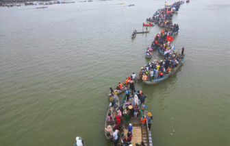 Hàng ngàn người ra giữa sông Trà xem lễ hội đua thuyền tứ linh