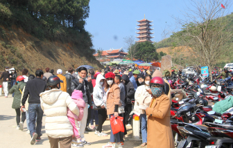 Hàng vạn người kéo lên ngôi chùa trên đỉnh núi cầu an đầu năm mới