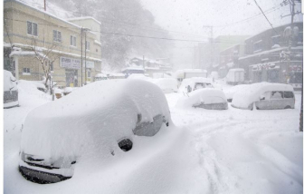 Người dân Nhật Bản, Hàn Quốc chật vật vì tuyết rơi dày cả mét