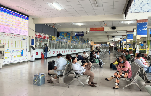 Bến xe thưa người, sân bay tấp nập chiều Mùng 5 tết