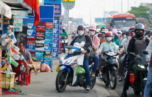 Cửa ngõ miền Tây dày đặc xe cộ tiến về TPHCM