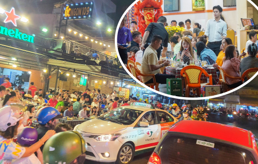 Quán nhậu chật cứng, bàn nhậu tràn xuống lòng đường