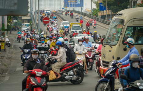 Đường phố TPHCM nhộn nhịp trở lại trong ngày làm việc đầu năm