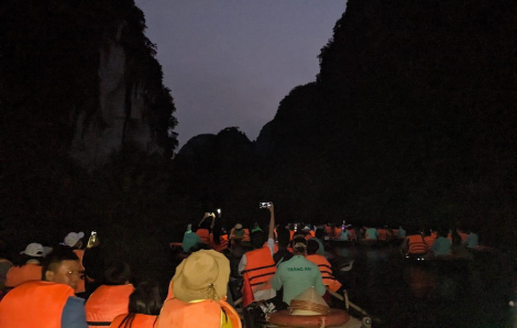 Ninh Bình bác tin du khách bị kẹt trên thuyền tại Tràng An đến nửa đêm