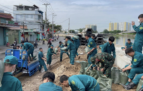 TPHCM: Vỡ bờ bao trong đêm, hàng chục hộ dân bị nước ngập bao vây