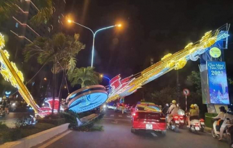 Cổng chào ở Nha Trang bất ngờ đổ sập, giao thông ách tắc nghiêm trọng