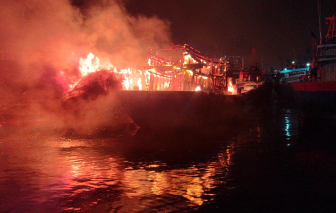 2 tàu cá Quảng Ngãi bốc cháy khi neo đậu âu thuyền Thọ Quang