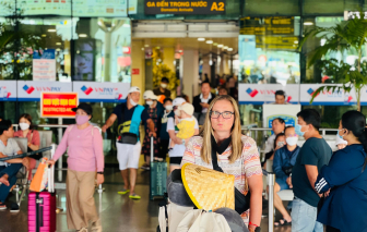 Đón lượng khách lớn, sân bay Tân Sơn Nhất thông thoáng lạ thường