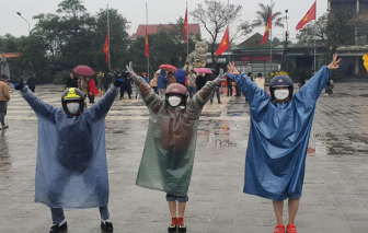 Dù mưa rét, dòng người xe vẫn dừng chân ở Quảng Trị check-in ''hoa hậu mèo''