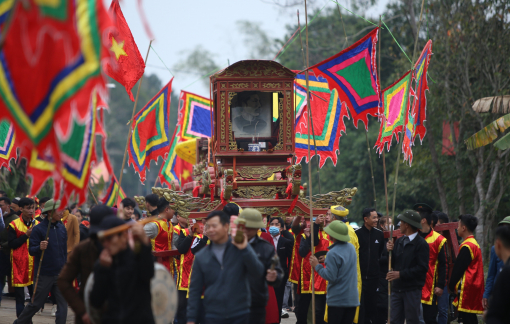 Hàng ngàn người rước báu vật vua Hàm Nghi ban tặng