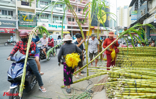 TPHCM: “Chợ mía vàng” chật kín người ngày đầu năm