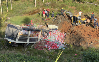 Đắk Nông: Xe tải chở nước ngọt lao xuống vực khiến tài xế tử vong