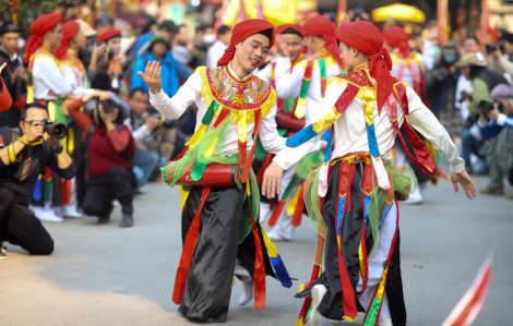 Độc đáo điệu múa 'Con đĩ đánh bồng' của làng Triều Khúc