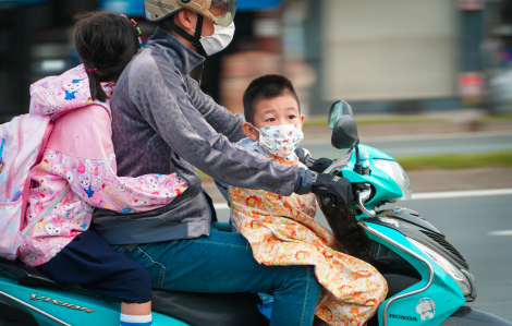 Lạnh bất ngờ, người dân TPHCM co ro trong ngày đầu tuần đi làm lại