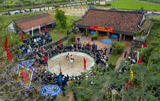 Đầu xuân lên sới vật làng Thủ Lễ "cầu may mắn"