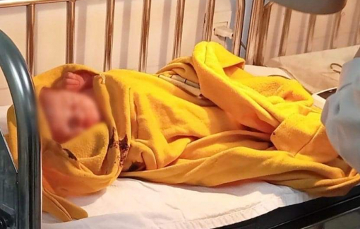 Vừa được sinh ra, bé gái còn nguyên dây rốn bị bỏ rơi trên tàu