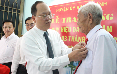 Phó bí thư Thành ủy TPHCM Nguyễn Hồ Hải trao huy hiệu Đảng tại huyện Bình Chánh
