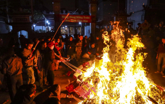 Hà Nội: Hàng trăm người dân đổ xô đi “rước lửa lấy may” đầu năm