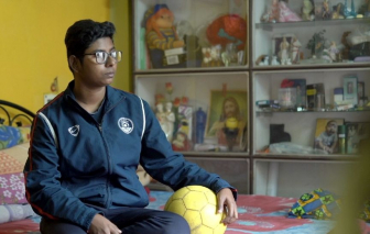 Tài năng bóng đá nữ Ấn Độ phải rời sân cỏ đi giao đồ ăn vì quá nghèo