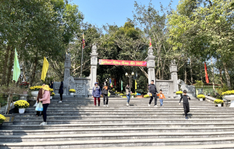 Cảnh yên bình ở đền thờ Hoàng đế Quang Trung trên đỉnh núi Dũng Quyết