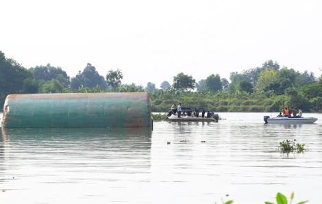 Lật thuyền chở 12 người đi chùa trên sông Đồng Nai, 1 người tử vong