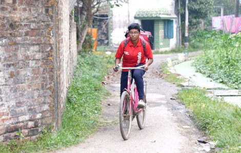 Tài năng bóng đá nữ Ấn Độ phải rời sân cỏ đi giao đồ ăn vì quá nghèo