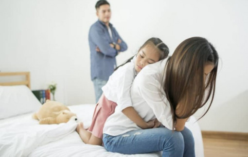 Chồng nói hết yêu, chỉ còn thương, và sống với nhau là vì con