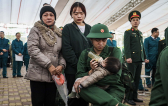 Hà Nội: Những khoảnh khắc xúc động của các tân binh trong ngày đầu nhập ngũ