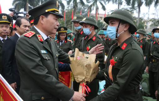 Thanh niên TP Huế phấn khởi lên đường nhập ngũ