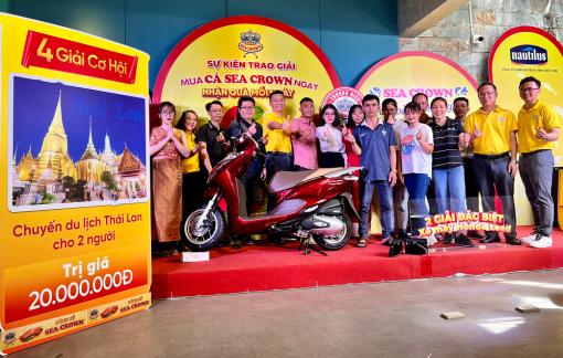 Chương trình “Mua cá Sea Crown ngay, nhận quà mỗi ngày” tổ chức trao thưởng cho các khách hàng trúng giải