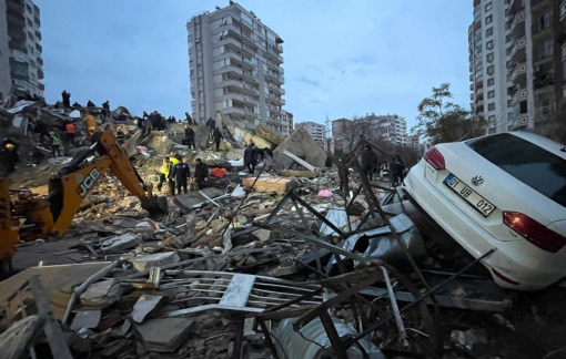 Trận động đất khiến hơn 660 người chết: Cuộc chạy đua tìm kiếm người còn sống