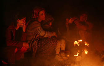 Nạn nhân thảm họa động đất ở Thổ Nhĩ Kỳ và Syria tuyệt vọng khi màn đêm buông xuống