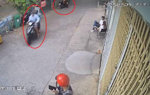 Clip: Đuổi theo kẻ cướp giật điện thoại, cô gái té ngã đập mặt xuống đường