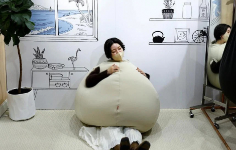 Người Nhật Bản đeo gối túi hạt đậu để được ngủ ở bất kì đâu