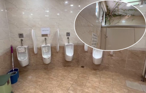 Nhà vệ sinh công cộng tiền tỷ tại TPHCM xuống cấp trầm trọng