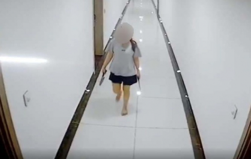 Người phụ nữ cầm dao đi dọc hành lang chung cư đã được đưa vào viện tâm thần