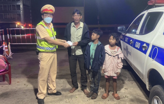 3 cha con đi bộ từ Đắk Nông về Trà Vinh được CSGT giúp đỡ