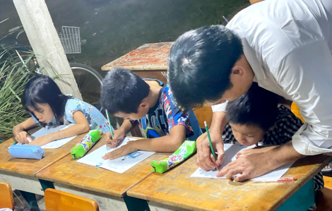 Gieo chữ cho trẻ nghèo bên dòng kênh Cây Khô