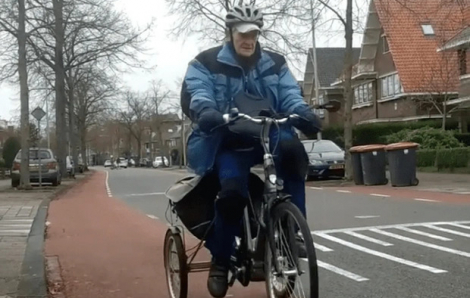 Cụ ông 90 tuổi đạp xe 2 tiếng mỗi ngày đến bệnh viện thăm vợ
