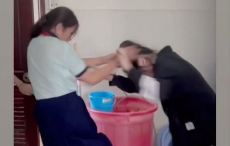 Nữ sinh lớp 8 ở TPHCM bị bạn túm tóc, đánh đập dã man trong nhà vệ sinh