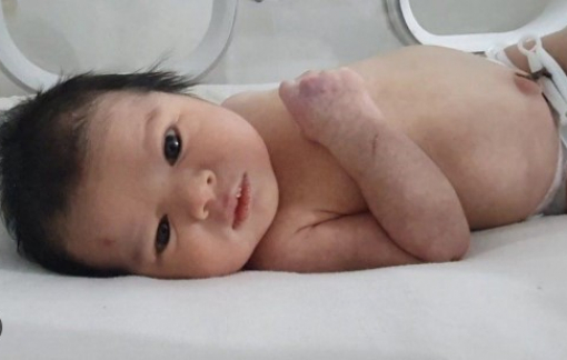 Hàng ngàn người trên thế giới muốn nhận nuôi bé gái sinh ra trong đống đổ nát do động đất