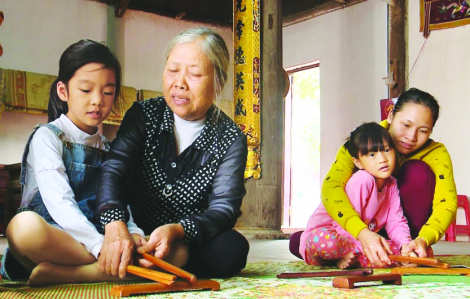 Những nghệ nhân làng gìn giữ di sản văn hóa của cha ông