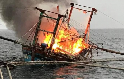 Thuyền cá bốc cháy dữ dội, 10 ngư dân nhảy xuống biển thoát thân