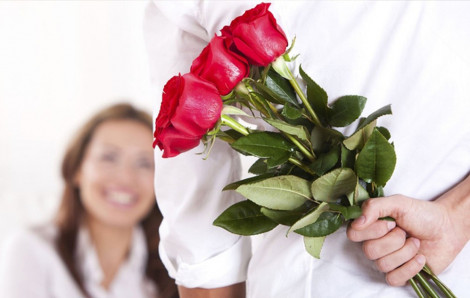 Nên nghĩ gì khi vợ được người khác tặng hoa vào Lễ Tình nhân?