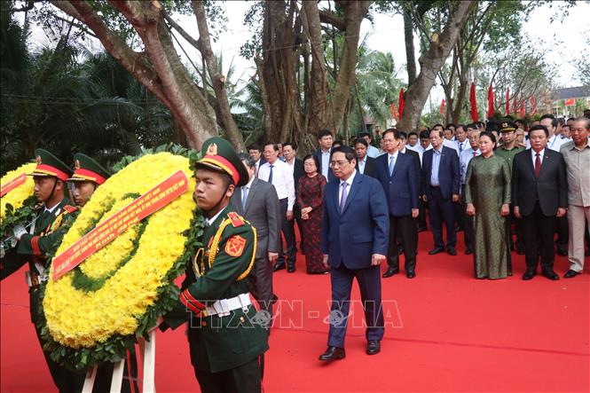 Thủ tướng Phạm Minh Chính cùng cùng các đồng chí lãnh đạo, nguyên lãnh đạo Đảng và Nhà nước dâng hương tưởng nhớ đồng chí Huỳnh Tấn Phá