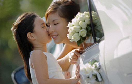 Mẹ đi lấy chồng con ở với ai?