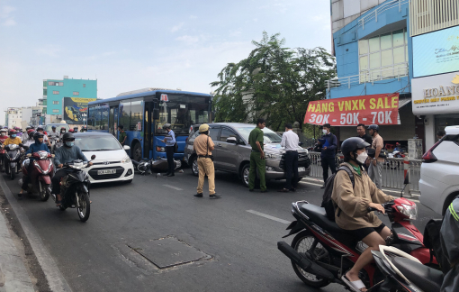 Xe buýt, 2 ô tô và xe máy va chạm liên hoàn trên cầu Bông, giao thông ùn tắc