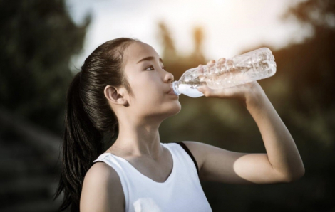 6 kiểu uống nước giúp ''đánh bay'' mỡ bụng